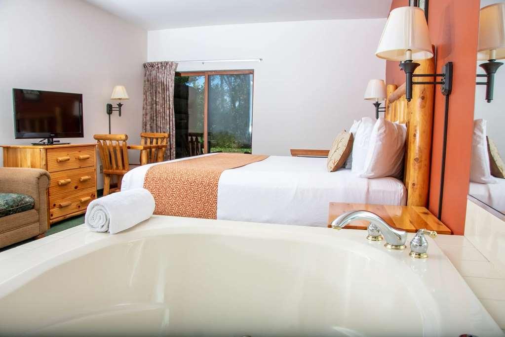 The Waters Of Minocqua Hotel Room photo